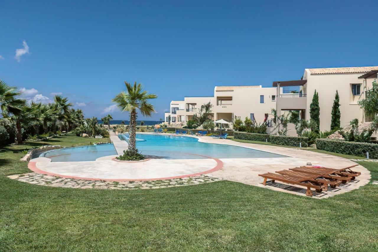 Resitour - Aphrodite Beachfront Pirgos Psilonerou Номер фото