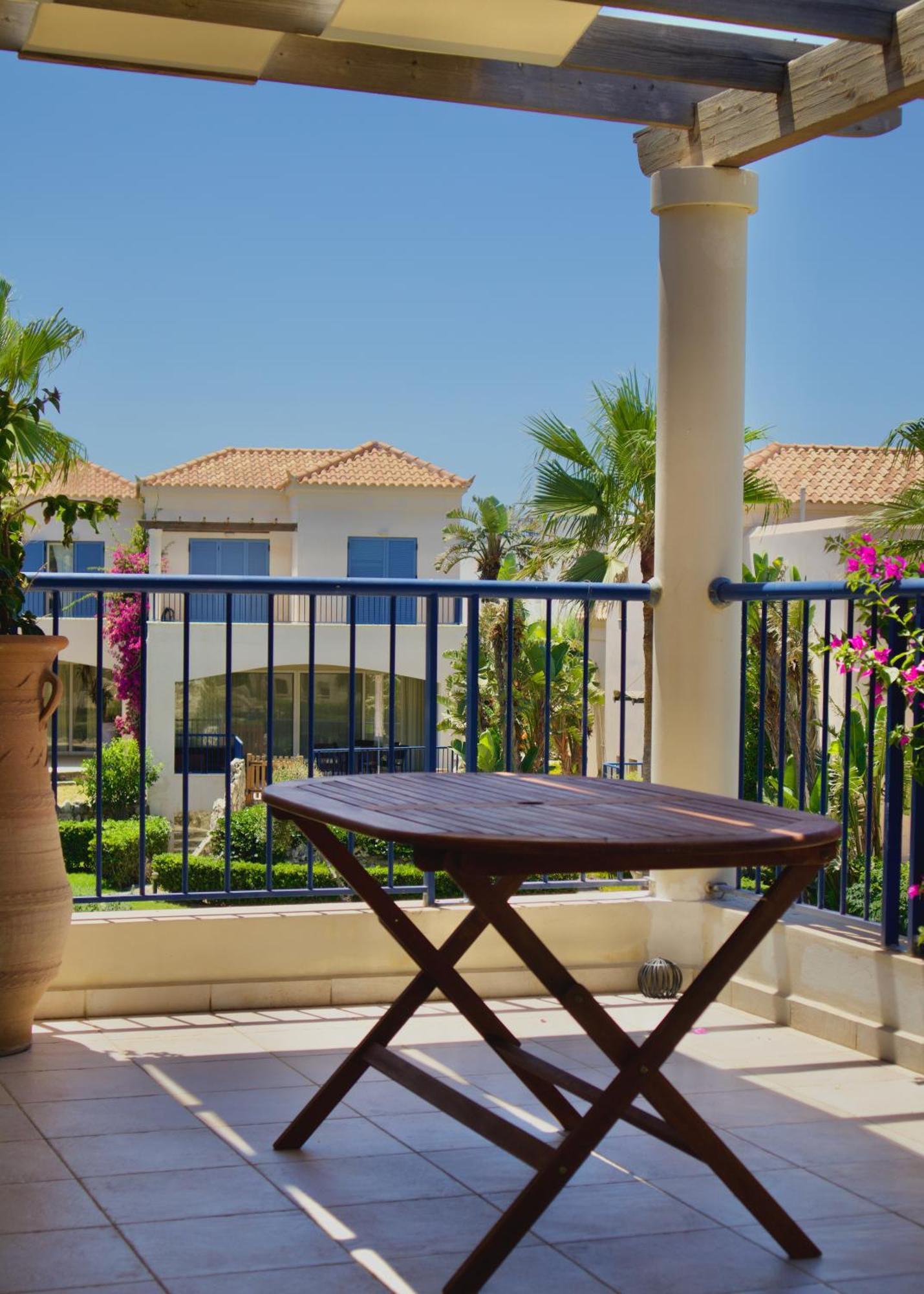 Resitour - Aphrodite Beachfront Pirgos Psilonerou Номер фото