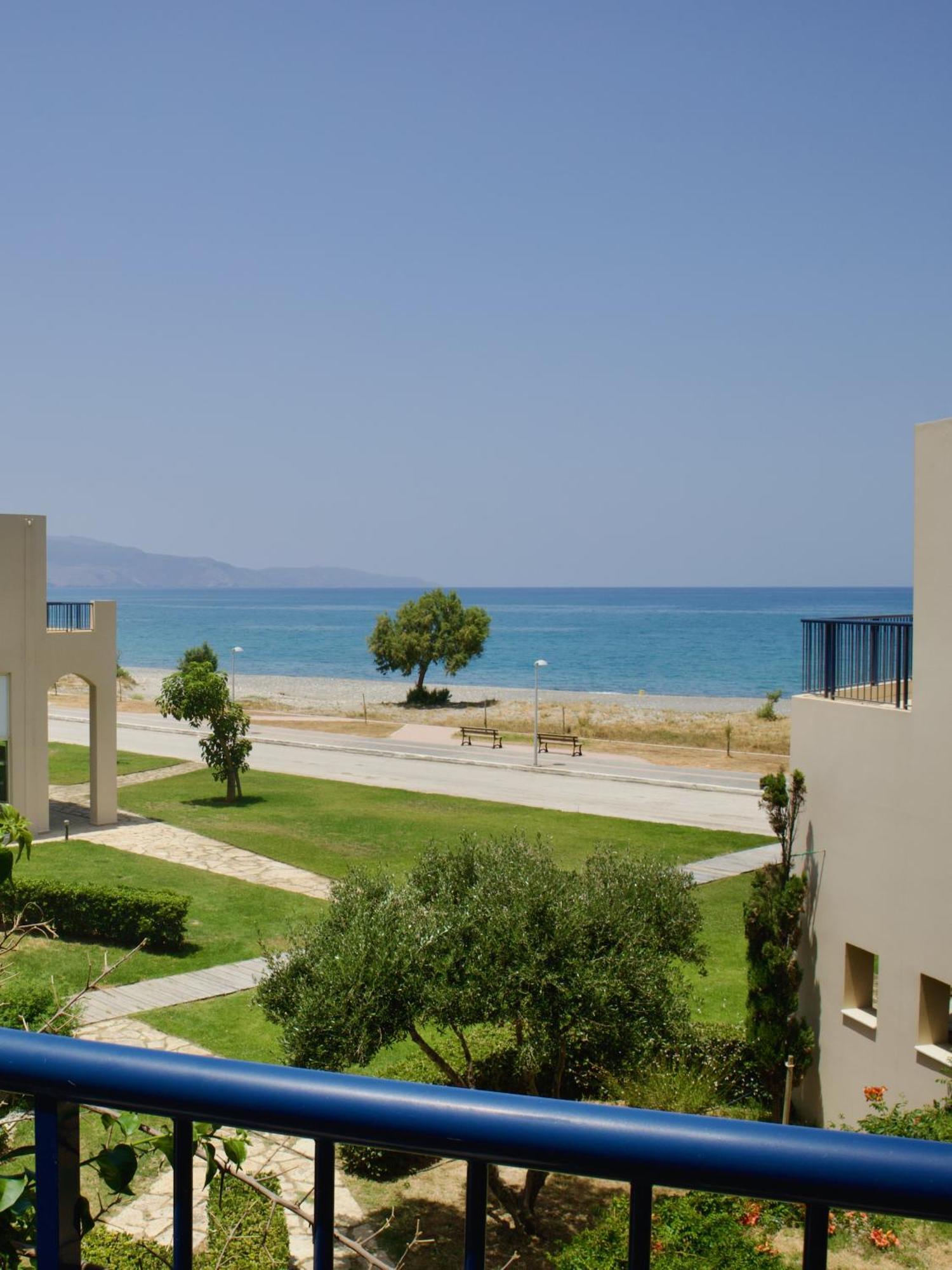 Resitour - Aphrodite Beachfront Pirgos Psilonerou Номер фото